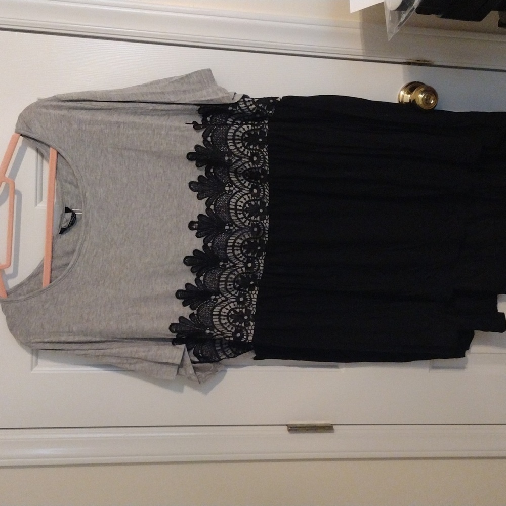 NWT Bloomchic Black/Gray Floral Guipure Lace Contrast Ruffle Hem Shirt Size22-24